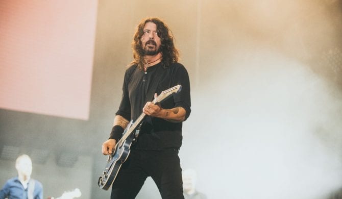 Dave Grohl znów spadł ze sceny Dave Grohl znów spadł ze sceny