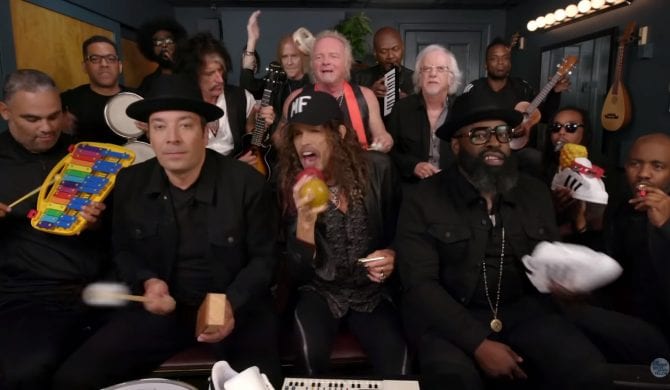 Aerosmith, The Roots i Fallon grają na małych instrumentach Aerosmith, The Roots i Fallon grają na małych instrumentach