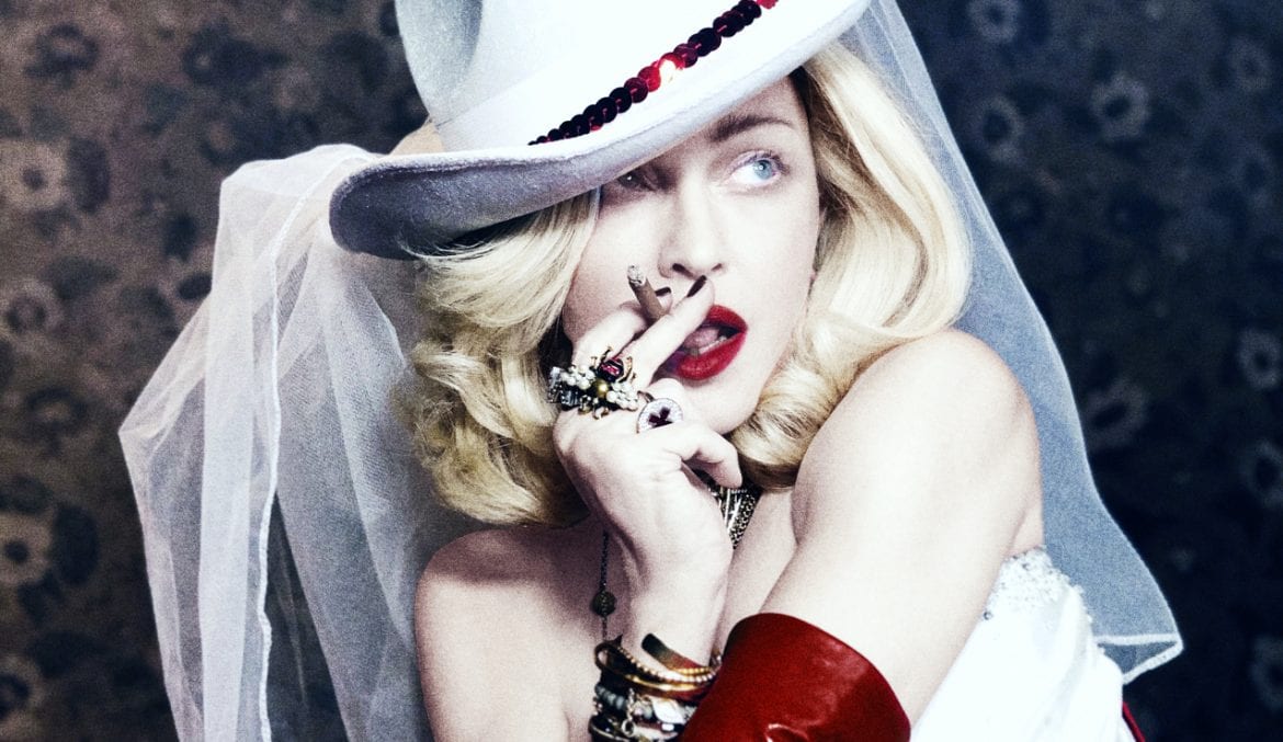 Madonna zrobiła sobie kuriozalną sesję w łazience. Gwiazda obejmowała sedes