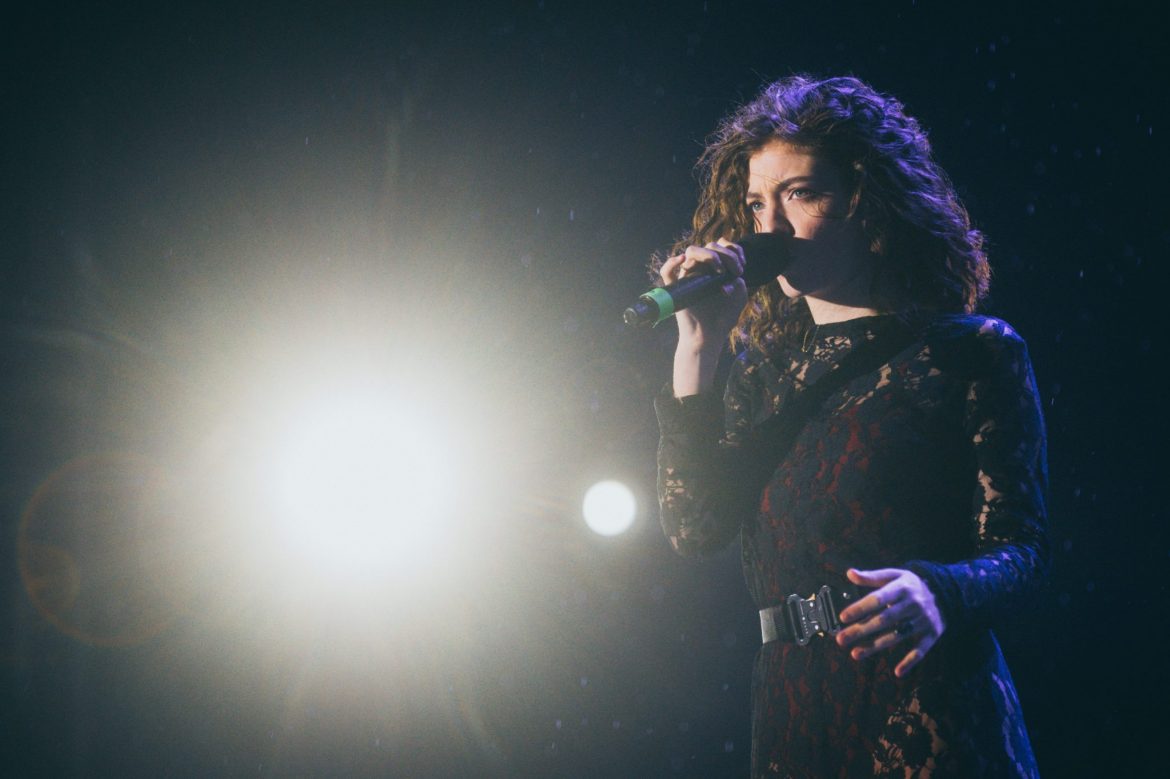 Lorde z „Solar Power” na żywo na dachu Ed Sullivan Theater