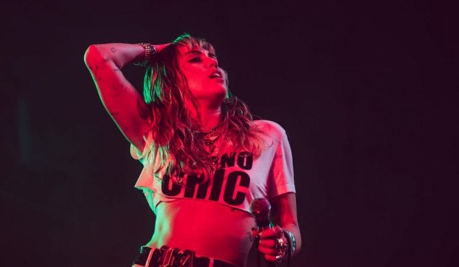 Miley Cyrus i Elton John coverują „Nothing Else Matters” Metalliki