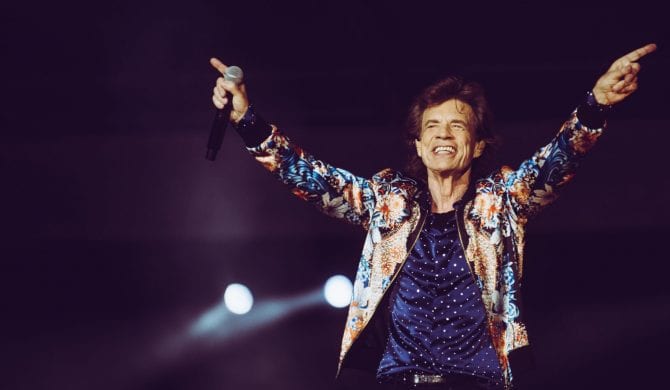 Zobacz jak Mick Jagger tańczy do „Moves Like Jagger” w barze