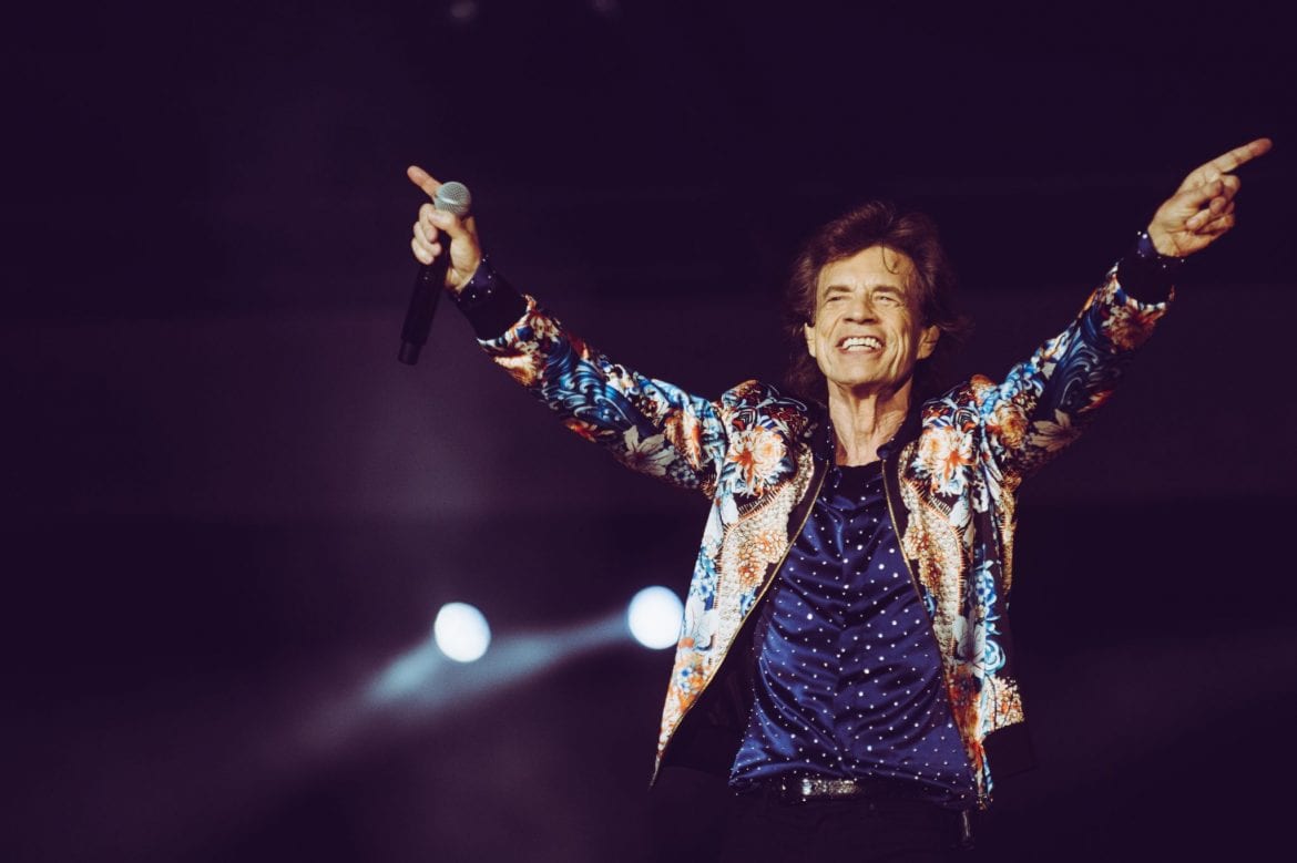 Zobacz jak Mick Jagger tańczy do „Moves Like Jagger” w barze