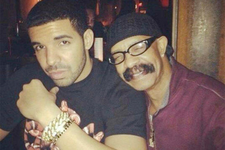 Ojciec Drake’a jest nękany?