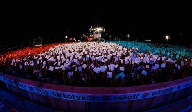 120 tysięcy trójkolorowych kartek na Przystanku Woodstock. Uczestnicy uczcili pamięć ofiar zamachu w Nicei