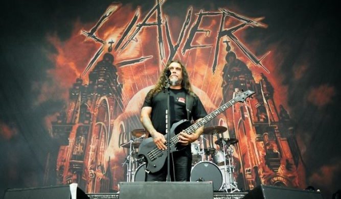 Tom Araya opluty przez fana podczas koncertu Slayera