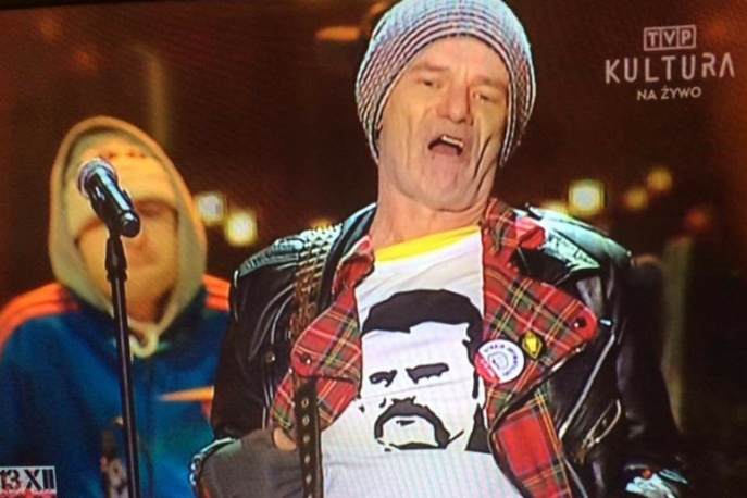Robert Brylewski w koszulce z Lechem Wałęsą podczas koncertu transmitowanego przez TVP