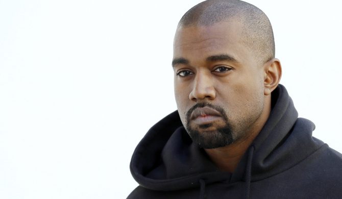 Kanye West w osobliwej masce z wizerunkiem Jezusa