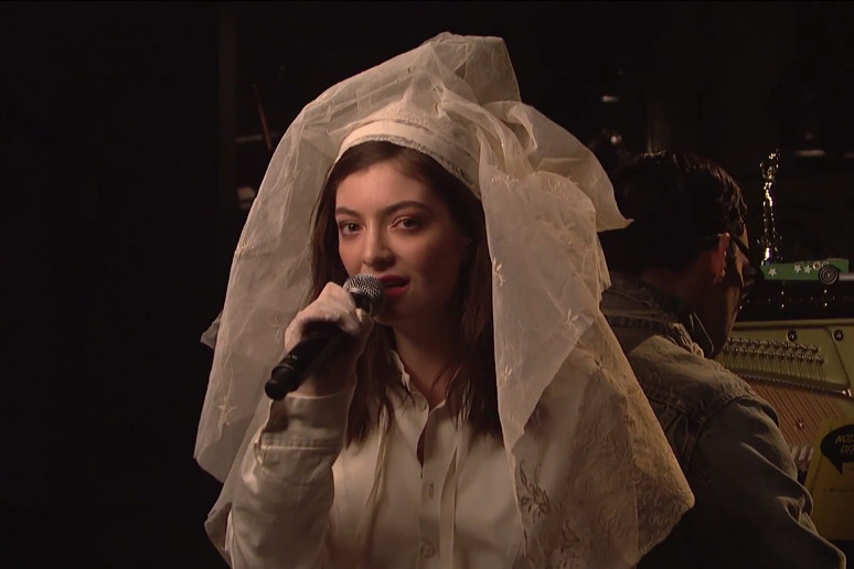 Lorde w sukni ślubnej w „Saturday Night Live”