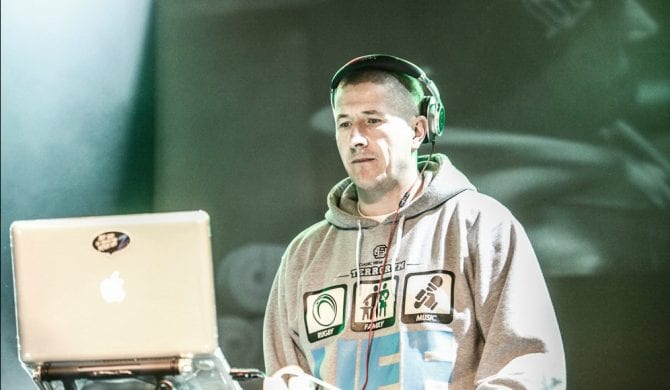 DJ Decks udowadnia, że Quebo nosi swoją polówkę co najmniej od grudnia