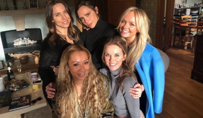 Spice Girls wreszcie wystąpiły w pełnym składzie. Mina Davida Beckhama – bezcenna