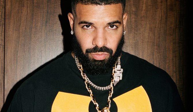 Drake wyszedł na scenę w mundurze polskiego żołnierza