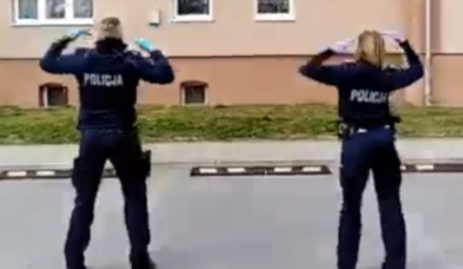 Policjanci tańczą „Y.M.C.A.” dzieciom odbywającym kwarantannę