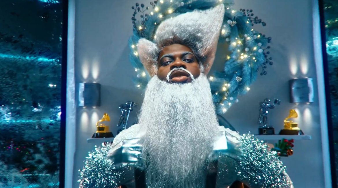 Lil Nas X jako futurystyczny św. Mikołaj