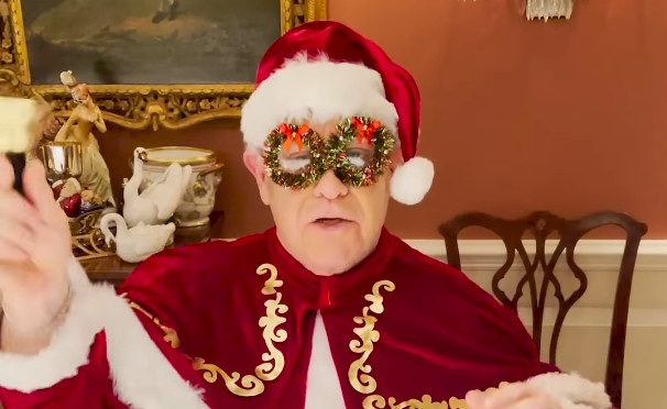 Elton John pokazuje św. Mikołajowi, jak to się robi