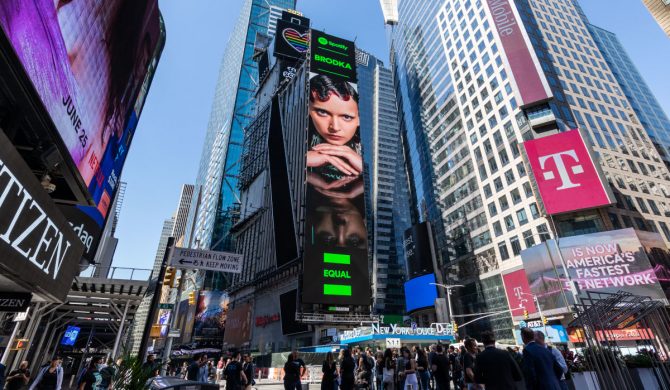Brodka na ekranie na nowojorskim Times Square