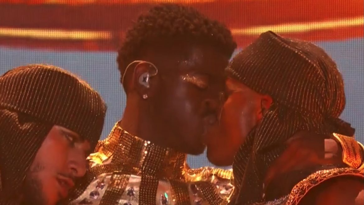 Lil Nas X oddaje hołd Jacksonowi i całuje się na scenie z tancerzem. Diddy nazywa go nieustraszonym
