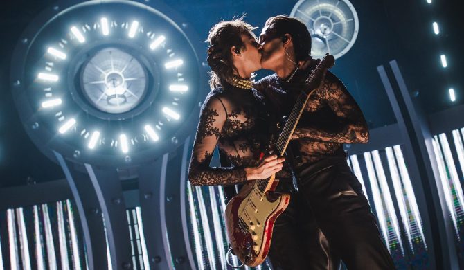 Wokalista Måneskin całuje gitarzystę na scenie w Sopocie i mówi, że miłość nigdy nie jest czymś złym