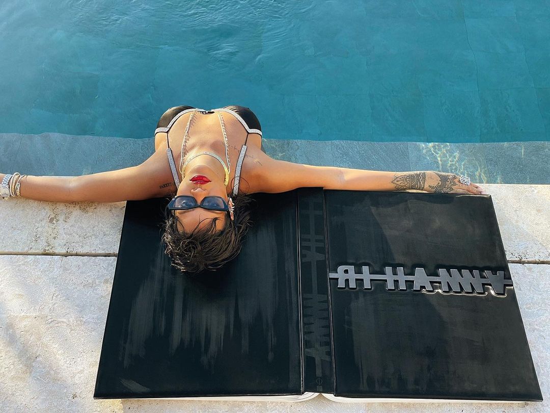 Rihanna zachwala specjalne wydanie autobiografii zdjęciami w basenie. Cena książki? Kosmiczna