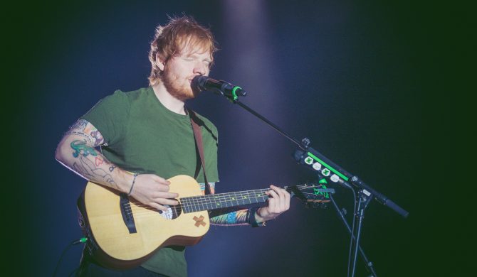 Ed Sheeran nieoczekiwanie zakłócił ślub przypadkowej pary, zaśpiewał im swój nowy singiel i został świadkiem (Video)