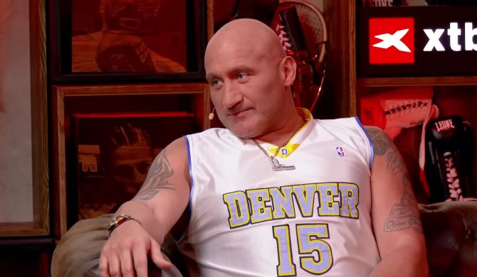 Marcin Najman przyszedł do Kanału Sportowego w fejkowej koszulce Denver Nuggets i śmieszkował ze śmierci 2Paca