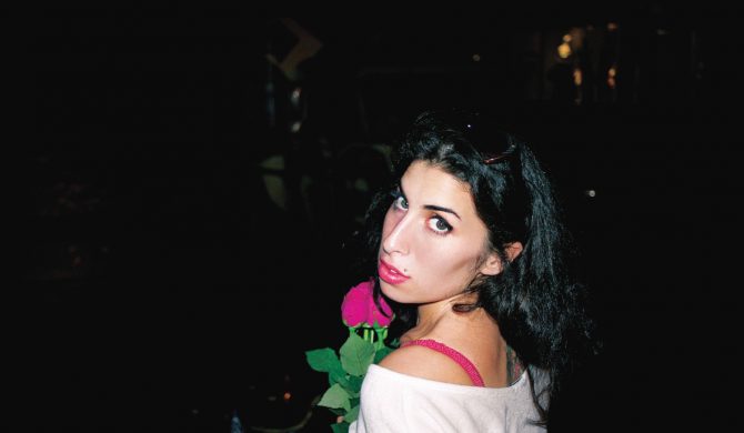 Niepublikowane ujęcia z „In My Bed” w nowym lyric video Amy Winehouse