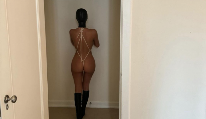 Kanye West pokazuje pośladki swojej żony i komentuje: „Krem z pszenicy”