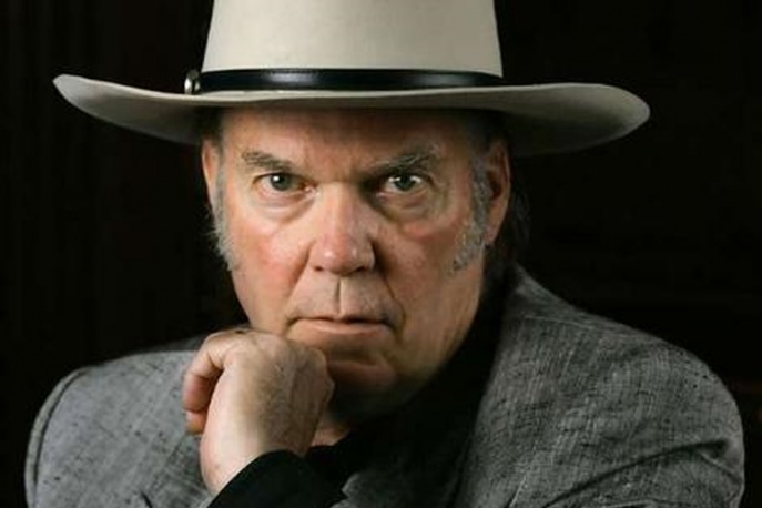 Neil Young pokazuje okładkę