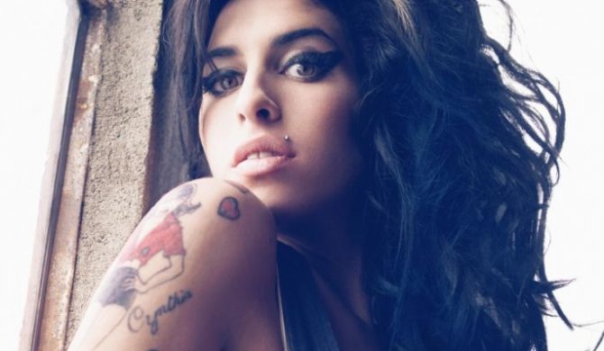 UK Charts: Amy pozostaje na szczycie