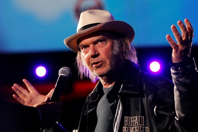 Neil Young z zespołem koweruje hymn (audio)