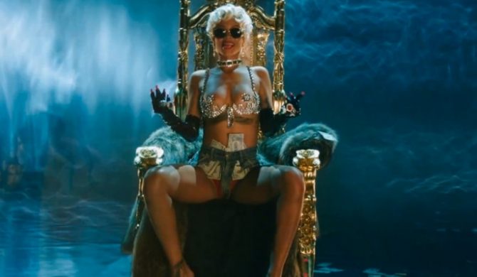 Rihanna – „Pour It Up” (wideo)