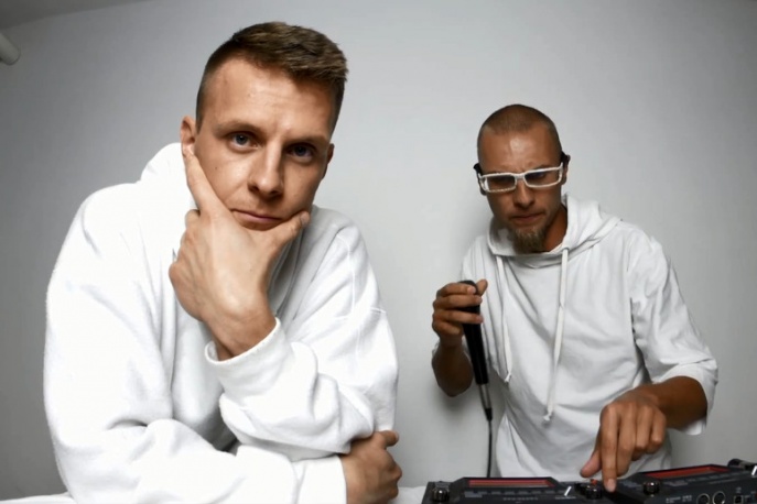 Polski MC rapuje w siedmiu językach i wyzywa Eminema