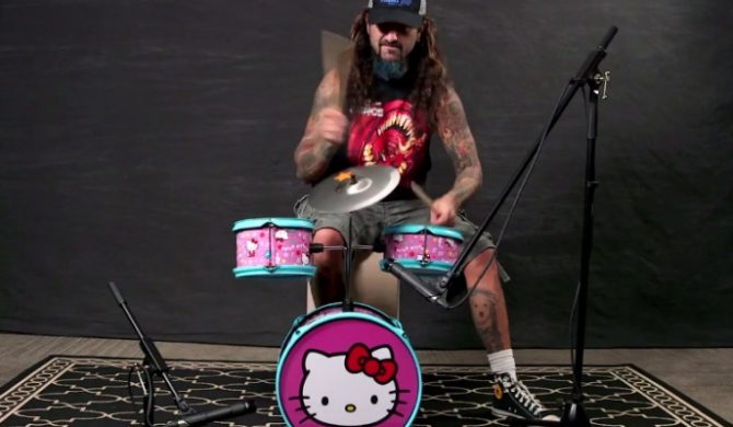 „Jak mam grać kawałki Slayera mając pojedynczą stopę?” – Mike Portnoy gra klasyki rocka na perkusji Hello Kitty