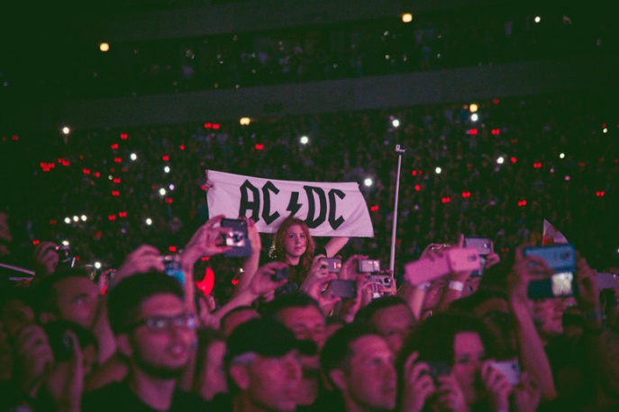Fani AC/DC wyzwani przez sympatyków Młodzieży Wszechpolskiej