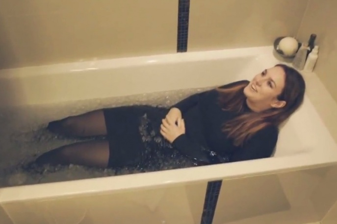 Ewa Farna śpiewa „Hello” Adele w wannie wypełnionej lodem