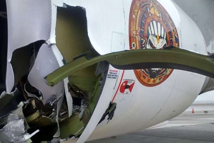 Samolot Iron Maiden zderzył się z holownikiem. Poważne uszkodzenia