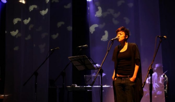 Natalia Przybysz śpiewa z Wielkim Chórem Młodej Chorei