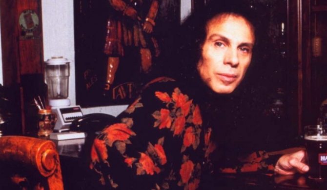 Ronnie James Dio wygrywa z rakiem
