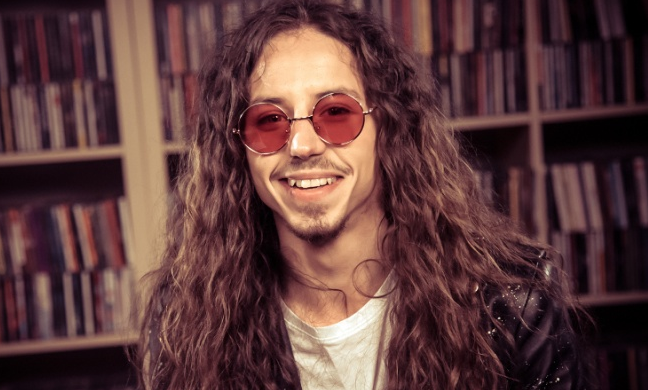 Michał Szpak reklamuje lakier do paznokci