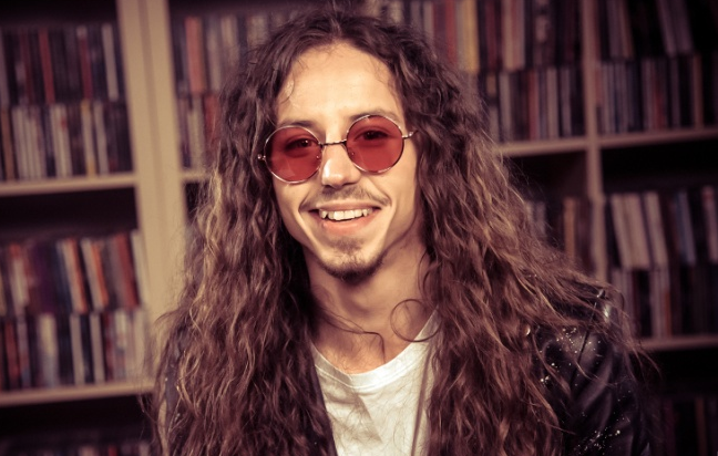 Michał Szpak reklamuje lakier do paznokci