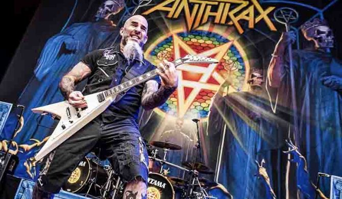 Scott Ian podziękował Kerry’emu Kingowi za „zrobienie z niego kłamcy”