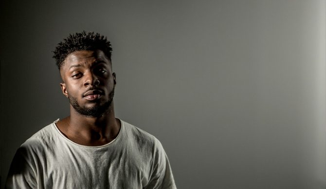 Spłukany Isaiah Rashad nad morzem. Zobacz nowy klip ze świetnego albumu (wideo)