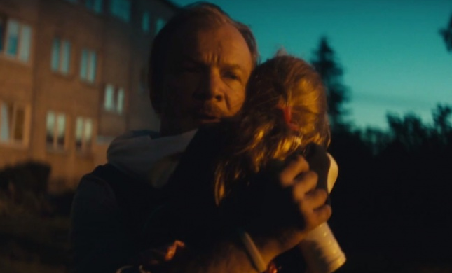 Eryk Lubos jako „Samotny tata” w nowym klipie Marii Peszek
