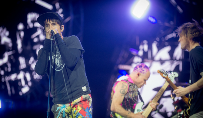 Wokalista Red Hot Chili Peppers: „Filmowanie koncertów nie pozwala żyć chwilą”