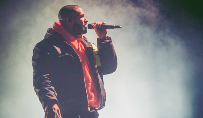 Zeszyt z ręcznie zapisanymi przez Drake’a tekstami trafia na aukcję