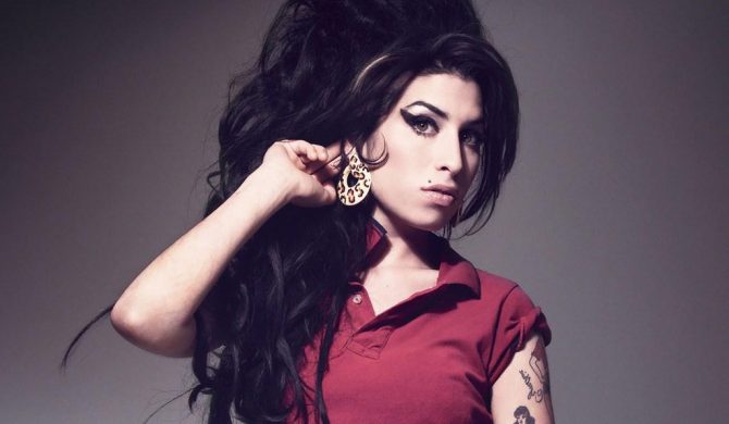 Rodzina Amy Winehouse pomaga uzależnionym kobietom