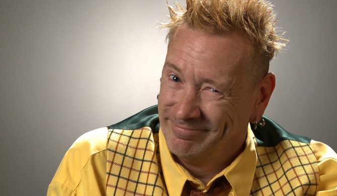 John Lydon trafiony butelką w głowę podczas koncertu John Lydon trafiony butelką w głowę podczas koncertu