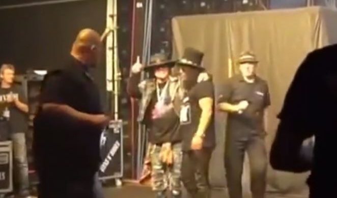 Jak wyglądają relacje Axla Rose’a i Slasha? To zakulisowe wideo dowodzi, że panowie znów są kolegami