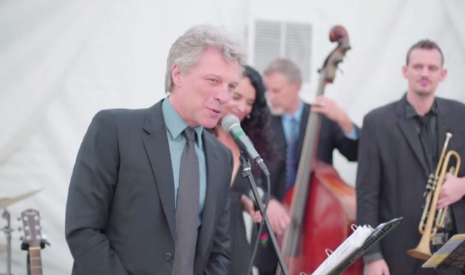 Zażenowany Jon Bon Jovi zaśpiewał „Livin’ On A Prayer” z zespołem weselnym