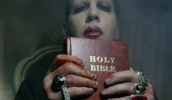 Marilyn Manson drze Biblię i… morduje Donalda Trumpa?